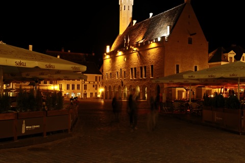 Bild: Die Unterstadt von Tallinn bei Nacht mit NIKON D300s und Objektiv CARL ZEISS Distagon T* 2,8/25 ZF sowie Stativ Manfrotto 190CXPRO4 Carbon Stativ mit 3-Wege-Kopf 804RC2.