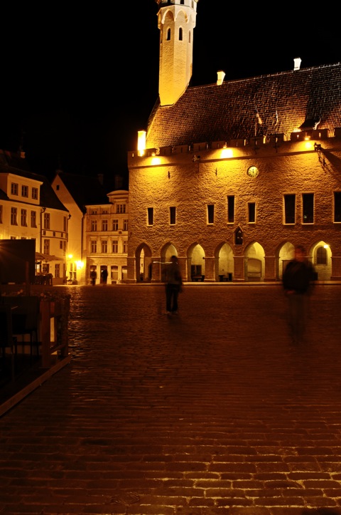 Bild: Die Unterstadt von Tallinn bei Nacht mit NIKON D300s und Objektiv CARL ZEISS Distagon T* 2,8/25 ZF sowie Stativ Manfrotto 190CXPRO4 Carbon Stativ mit 3-Wege-Kopf 804RC2.