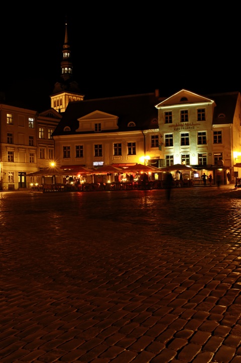 Bild: Die Unterstadt von Tallinn bei Nacht mit NIKON D300s und Objektiv CARL ZEISS Distagon T* 2,8/25 ZF sowie Stativ Manfrotto 190CXPRO4 Carbon Stativ mit 3-Wege-Kopf 804RC2.