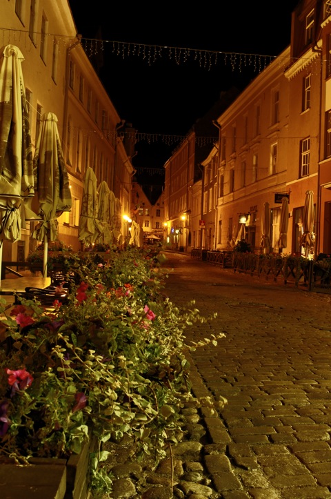 Bild: Die Unterstadt von Tallinn bei Nacht mit NIKON D300s und Objektiv CARL ZEISS Distagon T* 2,8/25 ZF sowie Stativ Manfrotto 190CXPRO4 Carbon Stativ mit 3-Wege-Kopf 804RC2.