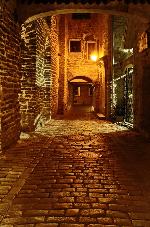 Bild: Die Unterstadt von Tallinn bei Nacht mit NIKON D300s und Objektiv CARL ZEISS Distagon T* 2,8/25 ZF sowie Stativ Manfrotto 190CXPRO4 Carbon Stativ mit 3-Wege-Kopf 804RC2.