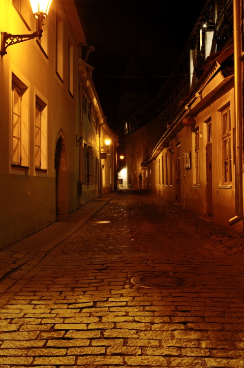 Bild: Die Unterstadt von Tallinn bei Nacht mit NIKON D300s und Objektiv CARL ZEISS Distagon T* 2,8/25 ZF sowie Stativ Manfrotto 190CXPRO4 Carbon Stativ mit 3-Wege-Kopf 804RC2.