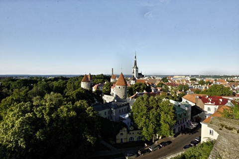 Bild: Die estnische Haupstadt Tallinn vom Toompea - dem Domberg - aus gesehen. NIKON D700 mit CARL ZEISS Distagon T* 3,5/18 ZF.2.