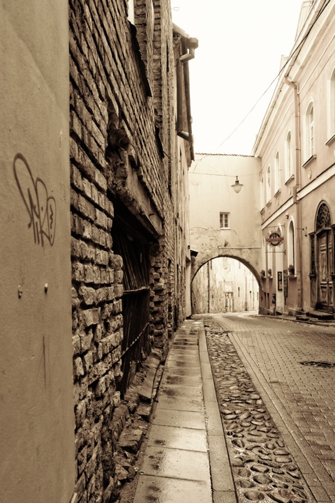 Bild: Unterwegs in den Gassen der Altstadt von Vilnius. NIKON D700 mit AF-S NIKKOR 28-300 mm 1:3.5-5.6G ED VR. 