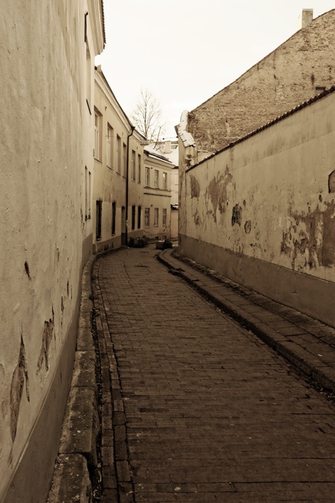Bild: Unterwegs in den Gassen der Altstadt von Vilnius. NIKON D700 mit AF-S NIKKOR 28-300 mm 1:3.5-5.6G ED VR. 