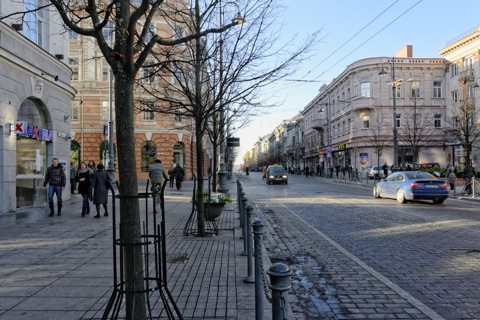 Bild: Unterwegs auf der Einkaufs- und Flaniermeile Gedimino prospektas in der Altstadt von Vilnius. NIKON D700 mit AF-S NIKKOR 28-300 mm 1:3.5-5.6G ED VR