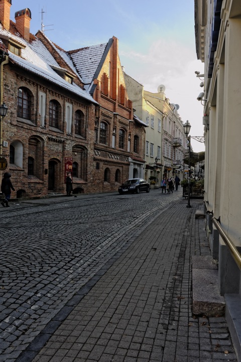 Bild: Unterwegs in der Pilies gatvė in der historischen Altstadt von Vilnius. NIKON D700 mit AF-S NIKKOR 28-300 mm 1:3.5-5.6G ED VR.