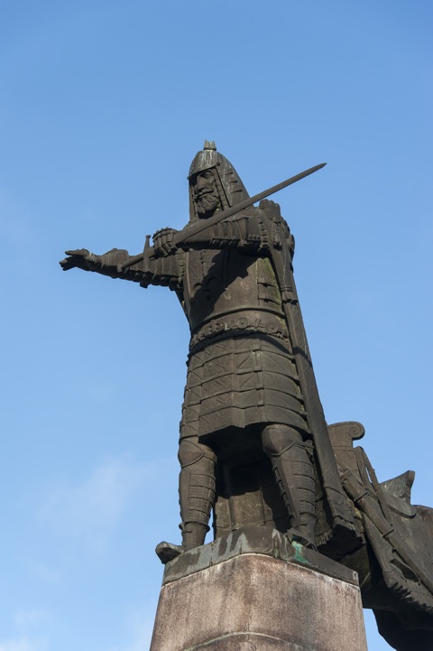 Bild: Die Statue des Großfürsten Gediminas von Litauen auf dem Platz vor der Kathedrale St. Stanislaus in Vilnius. Nikon D700 mit AF-S NIKKOR 28-300 mm 1:3.5-5.6G ED VR.