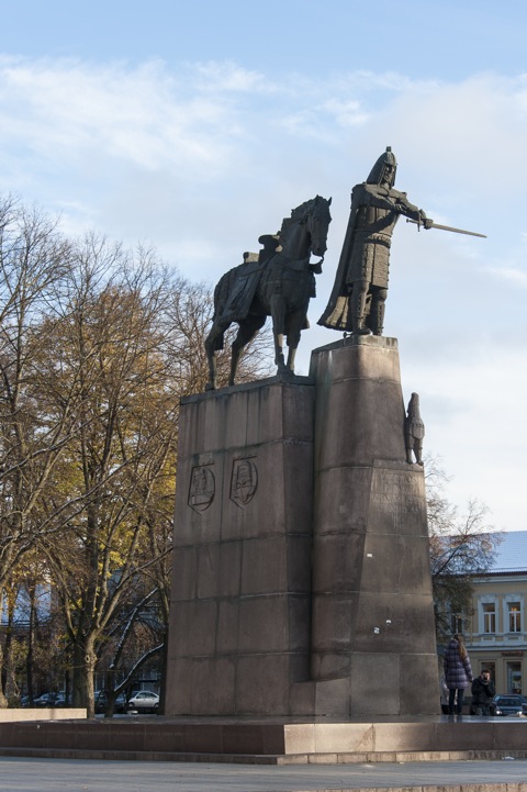 Bild: Die Statue des Großfürsten Gediminas von Litauen auf dem Platz vor der Kathedrale St. Stanislaus in Vilnius. Nikon D700 mit AF-S NIKKOR 28-300 mm 1:3.5-5.6G ED VR. Bild: Die Statue des Großfürsten Gediminas von Litauen auf dem Platz vor der Kathedrale St. Stanislaus in Vilnius. Nikon D700 mit AF-S NIKKOR 28-300 mm 1:3.5-5.6G ED VR.