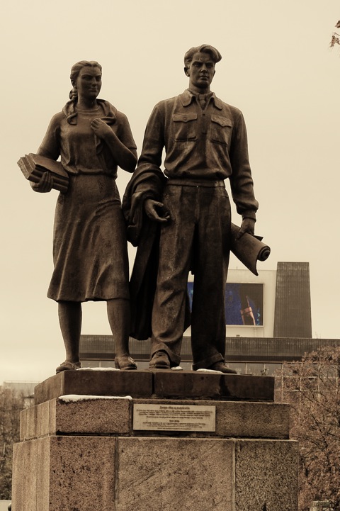 Bild: Die Grüne Brücke wird von vier Statuen flankiert, welche die Stützen der mittlerweile untergegangenen Sowjetunion zeigen. Hier die Statue auf der Neustädter Seite mit den Vertretern der Wissenschaft. Bild: Die Grüne Brücke wird von vier Statuen flankiert, welche die Stützen der mittlerweile untergegangenen Sowjetunion zeigen. Hier die Statue auf der Neustädter Seite mit den Vertretern der Wissenschaft. NIKON D700 mit AF-S NIKKOR 28-300 mm 1:3.5-5.6G ED VR.