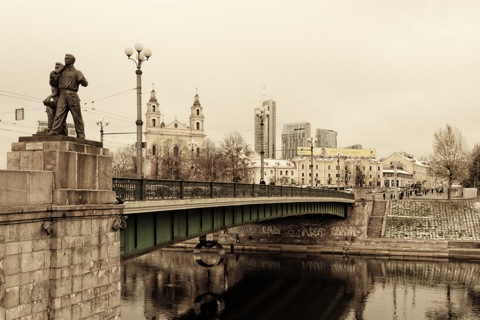 Bild: Die Grüne Brücke ist eine der Hauptverkehrsadern zwischen der Altstadt und der Neustadt in Vilnius. Blick stromabwärts. Im Hintergrund ist die Kirche des Erzengels Hl. Raphael in der Neustadt zu sehen. Bild: Die Grüne Brücke ist eine der Hauptverkehrsadern zwischen der Altstadt und der Neustadt in Vilnius. Blick stromabwärts. Im Hintergrund ist die Kirche des Erzengels Hl. Raphael in der Neustadt zu sehen. NIKON D700 mit AF-S NIKKOR 28-300 mm 1:3.5-5.6G ED VR.