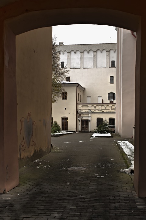 Bild: Innenhof der Jesuitenkirche St. Kasimir in der Didžioji gatvė in der Altstadt von Vilnius. NIKON D700 mit  CARL ZEISS Distagon T* 2.8/25 ZF.