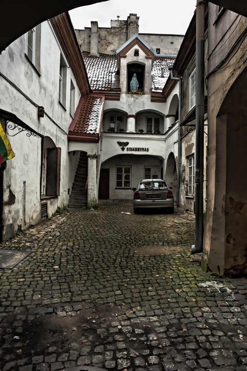 Bild: Zum Schluss noch der wahrscheinlich schönste Hinterhof von ganz Vilnius - Pilies gatvė. NIKON D700 mit CARL ZEISS Distagon T* 2.8/25 ZF.