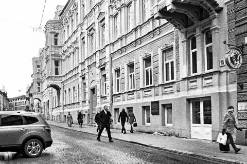 Bild: In diesem Gebäude in einer Seitenstraße zum Gediminas prospektas in Vilnius ist der weltbekannte Violinist Jascha Heifez zur Schule gegangen. Bild: In diesem Gebäude in einer Seitenstraße zum Gediminas prospektas in Vilnius ist der weltbekannte Violinist Jascha Heifez zur Schule gegangen. NIKON D700 mit CARL ZEISS Distagon T* 2.8/25 ZF.