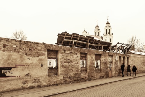 Bild: Im westlichen Teil der Altstadt Vilnius befindet sich die St. Katharinenkirche, hier von der Šv. Ignoto Gatve fotografiert. Im Vordergrund sind die Ruinen des ehemaligen Dominikanerklosters zu sehen. Bild: Im westlichen Teil der Altstadt Vilnius befindet sich die St. Katharinenkirche, hier von der Šv. Ignoto Gatve fotografiert. Im Vordergrund sind die Ruinen des ehemaligen Dominikanerklosters zu sehen. NIKON D700 mit CARL ZEISS Distagon T* 2.8/25 ZF.