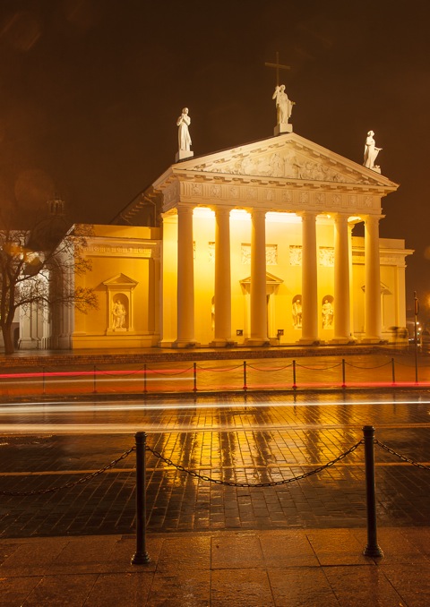 Die Kathedrale St. Stanislaus in Vilnius bei Nacht mit NIKON D700 und AF-S NIKKOR 28-300 mm 1:3.5-5.6G ED VR.