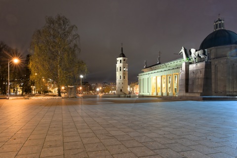Bild: Die Kathedrale St. Stanislaus an der Katedros aikštė in Vilnius, rechts das Denkmal des Nationalhelden Gediminas. NIKON D700 mit CARL ZEISS Distagon T* 3.5/18 ZF.2.