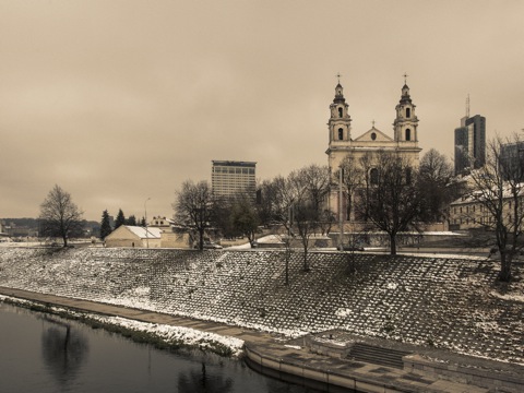 Bild: Die Kirche des Erzengels Michael in der Neustadt von Vilnius. NIKON D700 mit AF-S NIKKOR 28-300 mm 1:3.5-5.6G ED VR.