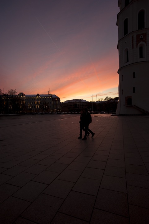 Bild: Spätherbstlicher Sonnenuntergang am Platz vor der Kathedrale in Vilnius. NIKON D700 mit CARL ZEISS Distagon T* 3.5/18 ZF.2.