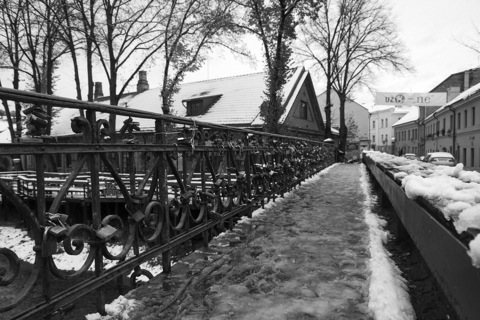 Bild: Wir starten unseren Spaziergang an der Brücke über die Vilnelė an der Užupio gatvė, die unmittelbar am östlichen Ende der Altstadt von Vilnius beginnt. Bild: Wir starten unseren Spaziergang an der Brücke über die Vilnelė an der Užupio gatvė, die unmittelbar am östlichen Ende der Altstadt von Vilnius beginnt.