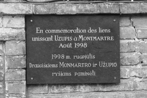 Bild: An der ersten Kneipe unmittelbar am rechten Ufer der Vilnelė erinnert eine Tafel an die Partnerschaft mit dem Pariser Künstlerviertel Montmartre.