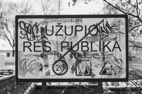 Bild: Unser Spaziergang durch Užupis endet wieder an der gleichen Brücke über die Užupio gatvė und wir verlassen die gleichnamige Freie Republik.