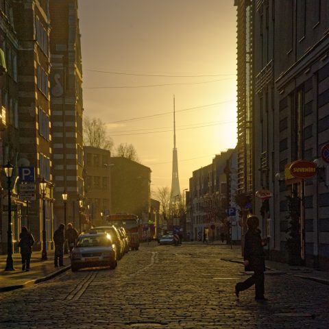 Bild: Rīga ist auch im Winter schön. Sonnenaufgang kurz vor Weihnachten. NIKON D700 und AF-S NIKKOR 24-120 mm 1:4G ED VR. ISO 200 ¦ f/11 ¦ 85 mm ¦ 1/1.600 s ¦ kein Blitz. Klicken Sie auf das Bild um es zu vergrößern.