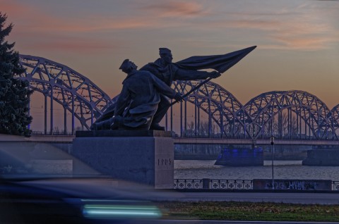 Bild: Am Fluss Daugava in Rīga - Revolutionsdenkmal und Eisenbahnbrücke. NIKON D300s mit AF-S DX NIKKOR 18-200 mm 1:3.5-5.6G ED VR Ⅱ. ISO 200 ¦ f/4,8 ¦ 62 mm ¦ 1/13 s ¦ kein Blitz. Klicken Sie auf das Bild um es zu vergrößern.