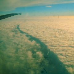 Bild: Jetzt bricht die Wolkendecke schlagartig zusammen - kurz vor der Ankunft von BT222 in Riga gegen 14:30 Uhr Ortszeit Riga.