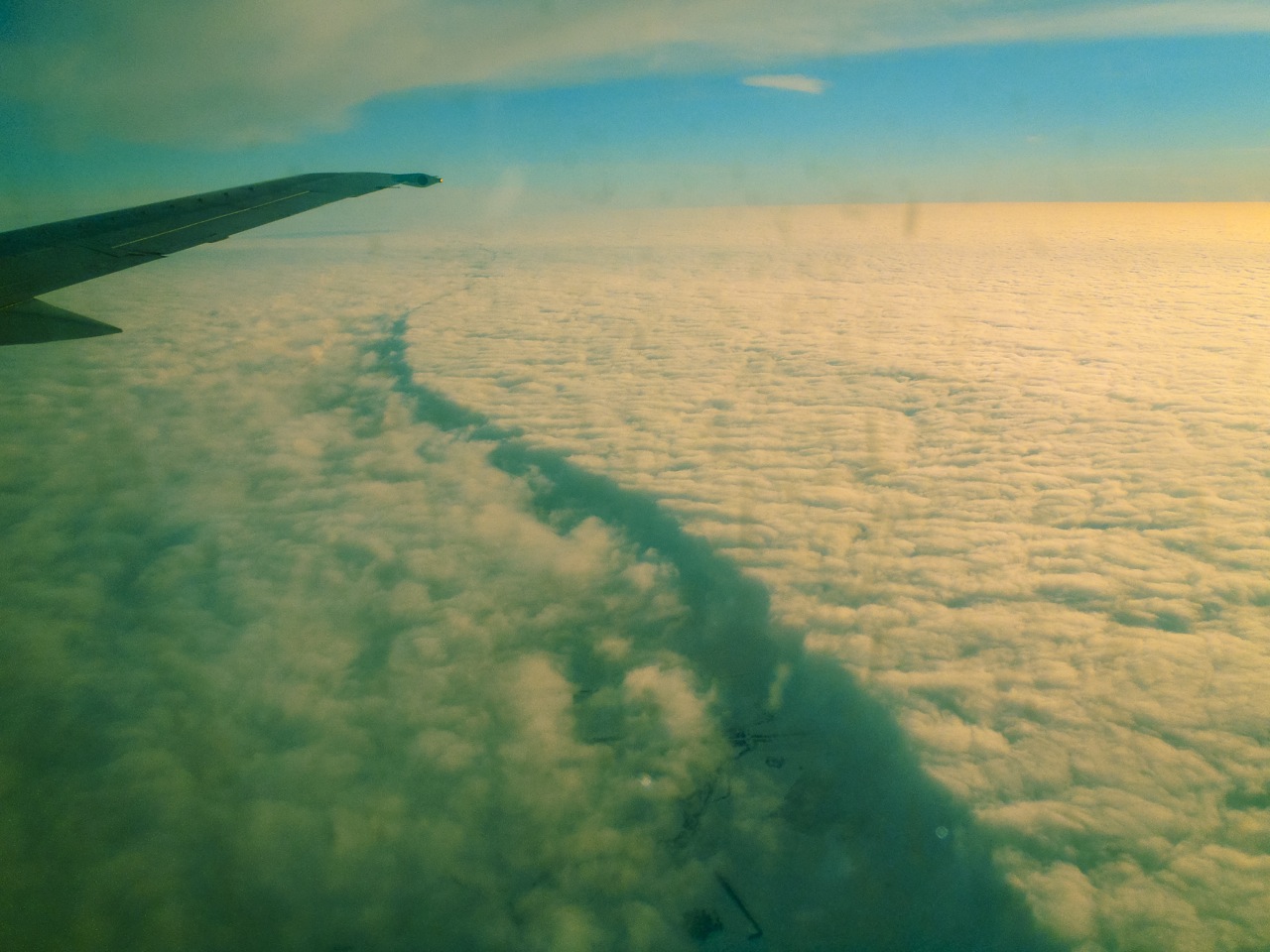 Bild: Jetzt bricht die Wolkendecke schlagartig zusammen - kurz vor der Ankunft von BT222 in Riga gegen 14:30 Uhr Ortszeit Riga.
