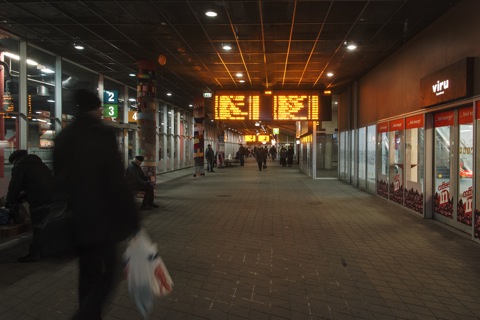 Bild: Unterwegs im unterirdischen Busterminal in Tallinn unter dem Einkaufszentrum Viru Keskus.
