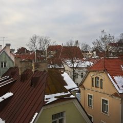 Bild: In der Altstadt von Tallinn sind die Häuser eng ineinander geschachtelt.