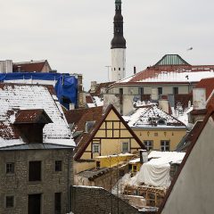 Bild: In der Altstadt von Tallinn sind die Häuser eng ineinander geschachtelt. Im Hintergrund ist die Tallinna Püha Vaimu kirik (Heiliggeistkirche) zu sehen.