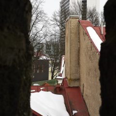 Bild: Blick durch eine Schießscharte auf das SOKOS HOTEL VIRU.