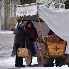 Bild: An kalten Wintertagen sind die gewürzten und gerösteten Nüsse, die es überall an den Ständen von Maias Gourmet Monk zu kaufen gibt, eine köstliche Leckerei.