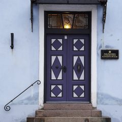 Bild: Eine der für Tallinn typischen Türen an einem Haus auf dem Toompea.