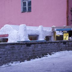Bild: Bar aus Schnee und Eis an der Aussichtsplattform in der Kohtu auf dem Domberg von Tallinn.