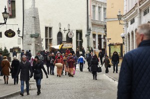 Bild: Hare Krishna Jünger ziehen trommelnd und singend durch die Altstadt von Tallinn.