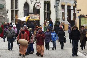 Bild: Hare Krishna Jünger ziehen trommelnd und singend durch die Altstadt von Tallinn.