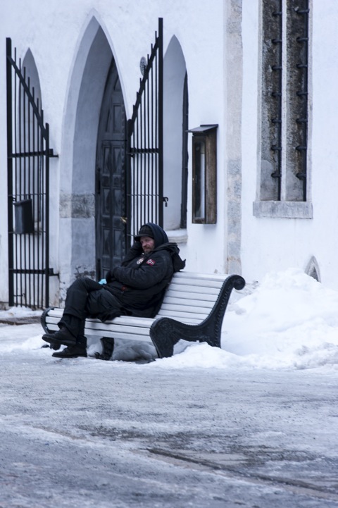 Bild: Endlich geschafft - kuschelig eingepackt sitzt der Kollege wieder auf der Bank am Dom in der Oberstadt in Tallinn. Klicken Sie auf das Bild um es zu vergrößern.