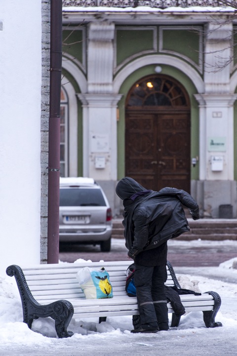 Bild: Ein bisschen betrunken. Der Versuch mehrere Jacken übereinander anzuziehen. Am Dom in der Oberstadt in Tallinn. Klicken Sie auf das Bild um es zu vergrößern.