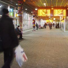 Bild: Im unterirdischen Busbahnhof von Tallinn unter dem Viru Keskus.