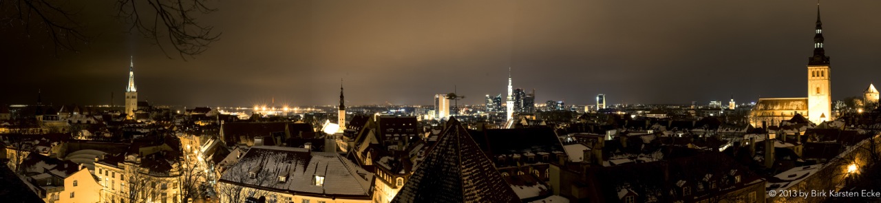 Bild: Panorama von Tallinn bei Nacht. Klicken Sie auf das Bild, um es zu vergößern.