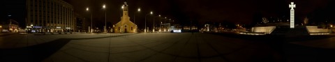 Bild: 360-Grad-Panorama vom Vabaduse Väljak - dem Freiheitsplatz der Esten in Tallinn. Die zentralen Elemente dieses Platzes sind das Okkupationsmuseum (Okupatsioonide Muuseum), das Siegeskreuz (Vabadussõja Võidusammas) und die Jaani Kirche (Jaani Kogudus). Klicken Sie auf das Bild um es zu vergrößern.