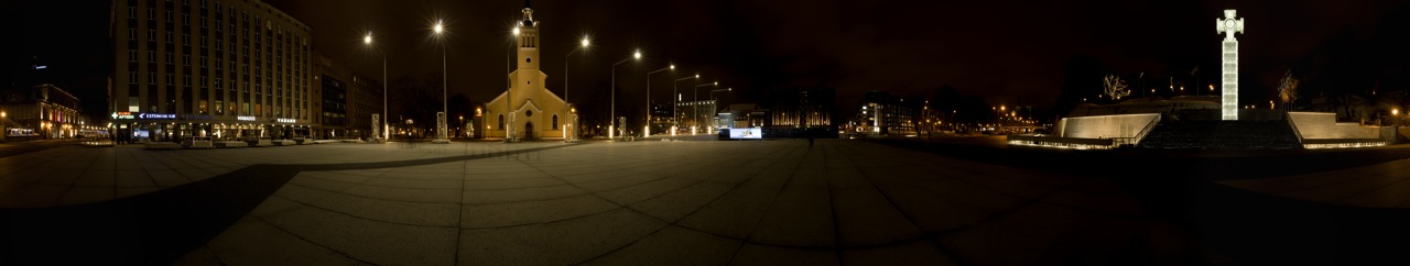 Bild: 360-Grad-Panorama vom Vabaduse Väljak - dem Freiheitsplatz der Esten in Tallinn. Die zentralen Elemente dieses Platzes sind das Okkupationsmuseum (Okupatsioonide Muuseum), das Siegeskreuz (Vabadussõja Võidusammas) und die Jaani Kirche (Jaani Kogudus). Klicken Sie auf das Bild um es zu vergrößern.