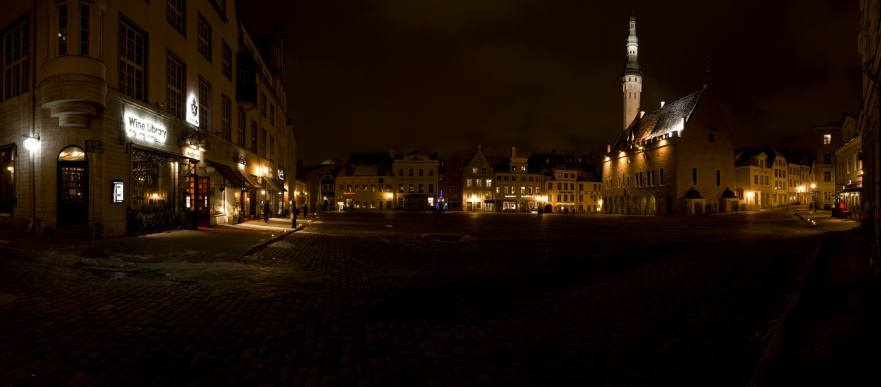 Bild: Der Rauthausplatz - Raekoja Plats - in Tallinn als Panoramafoto. NIKON D300s mit CARL ZEISS Distagon T* 3.5/18 ZF.2. Klicken Sie auf das Foto, um es zu vergrößern.