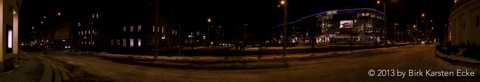 Das SOLARIS CENTER in Tallinn als Panorama bei Nacht mit NIKON D300s und CARL ZEISS Distagon T* 3.5/18 ZF.2. Klicken Sie auf das Bild, um es zu vergrößern (JPEG - 6.3 MByte).