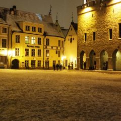 Bild: An einem späten Samstagabend im Winter unterwegs in der historischen Unterstadt von Tallinn.