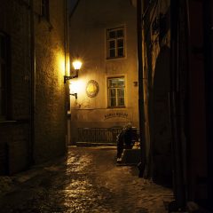 Bild: An einem späten Samstagabend im Winter unterwegs in der historischen Unterstadt von Tallinn.