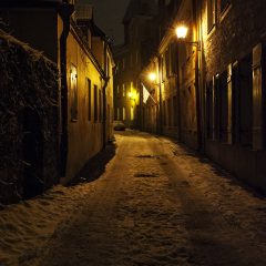 Bild: An einem späten Samstagabend im Winter unterwegs in der historischen Unterstadt von Tallinn.